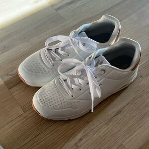 Sketchers size 6. Worn once. Great condition